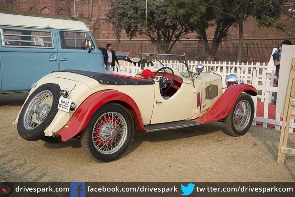 21 గన్ సెల్యూట్ ర్యాలీ: ఎర్ర కోట ముందు తాతల కాలం నాటి కార్లు, బైకులు