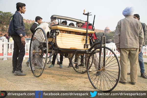 21 గన్ సెల్యూట్ ర్యాలీ: ఎర్ర కోట ముందు తాతల కాలం నాటి కార్లు, బైకులు