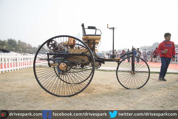 21 గన్ సెల్యూట్ ర్యాలీ: ఎర్ర కోట ముందు తాతల కాలం నాటి కార్లు, బైకులు