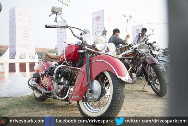 21 గన్ సెల్యూట్ ర్యాలీ: ఎర్ర కోట ముందు తాతల కాలం నాటి కార్లు, బైకులు