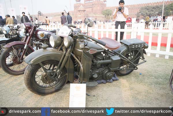 21 గన్ సెల్యూట్ ర్యాలీ: ఎర్ర కోట ముందు తాతల కాలం నాటి కార్లు, బైకులు