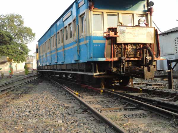 నెమ్మదిగా నడిచే రైలు 