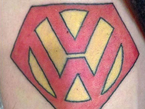 09. సూపర్ మ్యాన్ థీమ్‌లో వోక్స్‌వ్యాగన్ లోగో