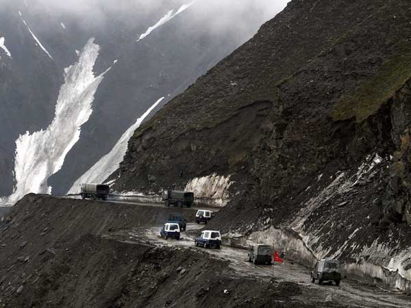 10. జోజి లా రోడ్డు-భారత్ 