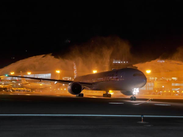 08. అమెరికన్ ఎయిర్ లైన్స్ 137