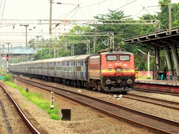 9. ప్రతి సారి ఎంతో సమయం లేటుగా వచ్చే రైలు 