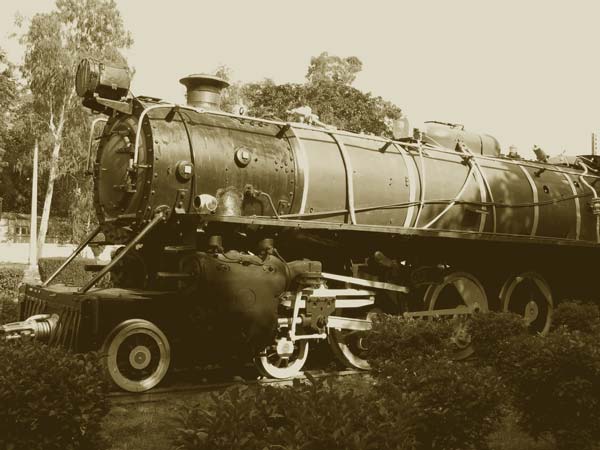 17. పురాతణమైన రైలు బండి 