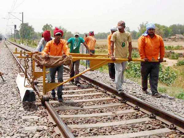 37. పురాతన పద్దతిలో ట్రాక్ మరమ్మత్తులు 