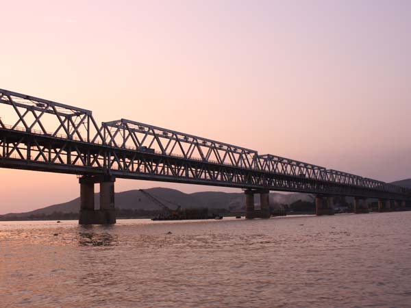 42. రైలు, రోడ్డు వంతెన