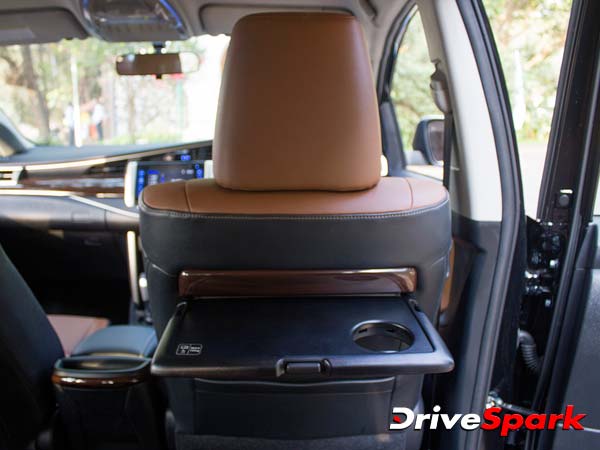 క్రిస్టాగా కొనసాగుతున్న ఇన్నోవా: టెస్ట్ డ్రైవ్ సంభందించి సమగ్ర విమర్శ