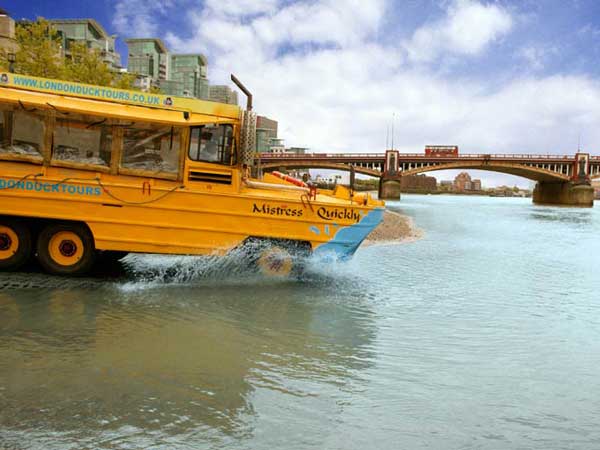 దేశీయంగా నేల మరియు నీటిలో నడిచే బస్సులు