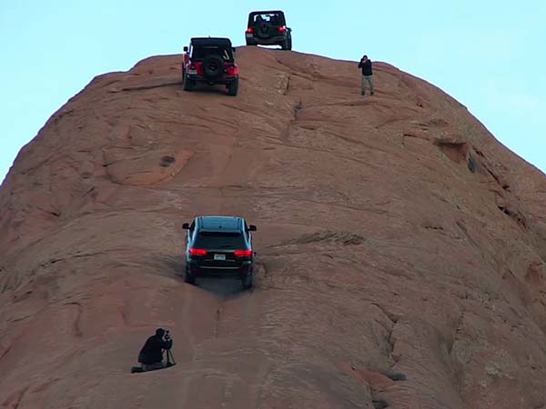 350 అడుగుల కొండను నిటారుగా ఎక్కిన మూడు జీపులు