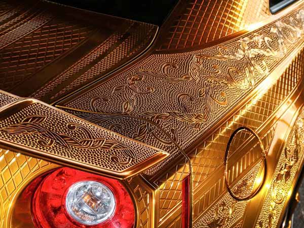  బంగారపు నిస్సాన్ జిటి-ఆర్