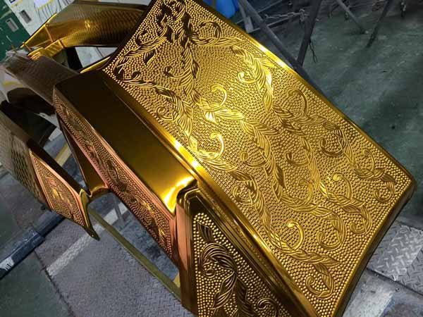  బంగారపు నిస్సాన్ జిటి-ఆర్