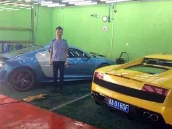 ఆడి మరియు ల్యాంబోర్గిని కార్లు కలిగి ఉన్న పబ్లిక్ బస్‌డ్రైవర్