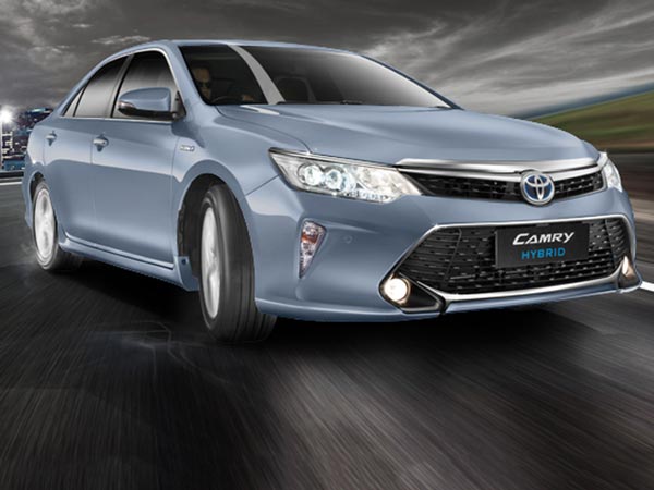 క్యామ్రీ హైబ్రిడ్ ధరలను తగ్గించిన టయోటా మోటార్స్ 