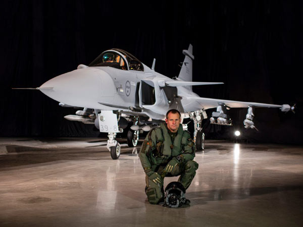 అత్యాధునిక ఫైటర్ జెట్ విమానం గ్రిపెన్ ఇ ఆవిష్కరణ