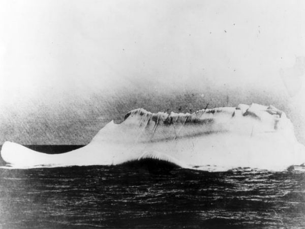 8. టైటానిక్ నౌక ఢీ కొన్న మంచు కొండ