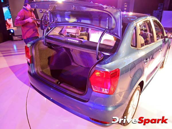 అమియో సెడాన్‌ పై పోటీదారులు 