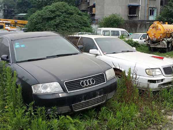 200 కార్లకు పైగా ఉన్న లగ్జరీ కార్ల శ్మశానం