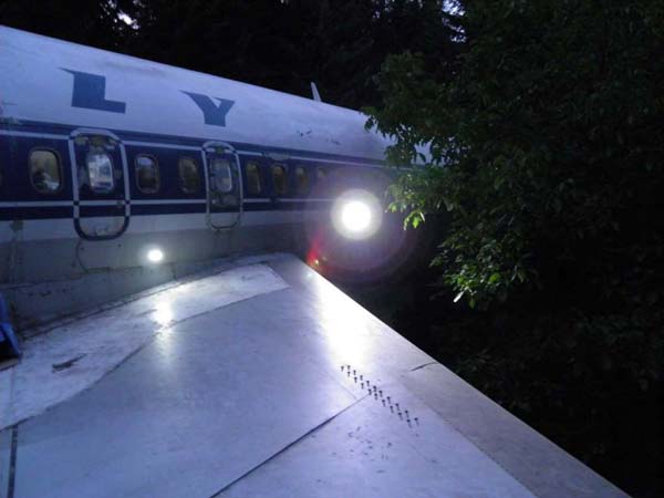 బోయింగ్ 727 విమానమే నివాసమా....?