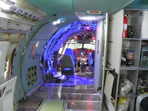 బోయింగ్ 727 విమానమే నివాసమా....?