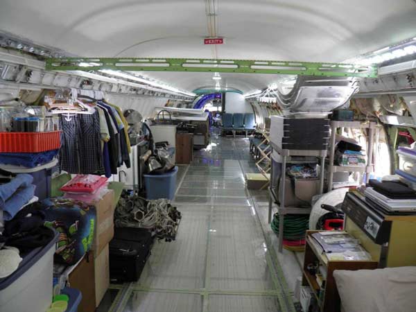 బోయింగ్ 727 విమానమే నివాసమా....?