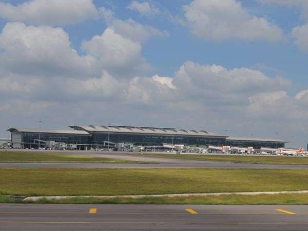  02. రాజీవ్ గాంధీ అంతర్జాతీయ విమానాశ్రయం 