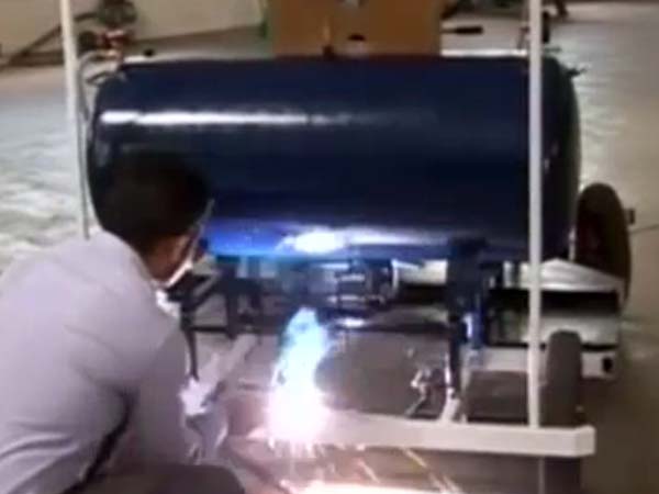 డీజల్, పెట్రోల్‌లతో కాదు గాలితో నడిచే కారు...!!