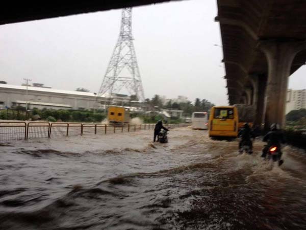 సుందర నగరంలో వాహనదారులు ఇక్కట్లు 