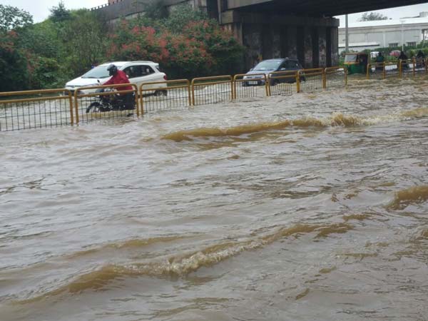 సుందర నగరంలో వాహనదారులు ఇక్కట్లు 