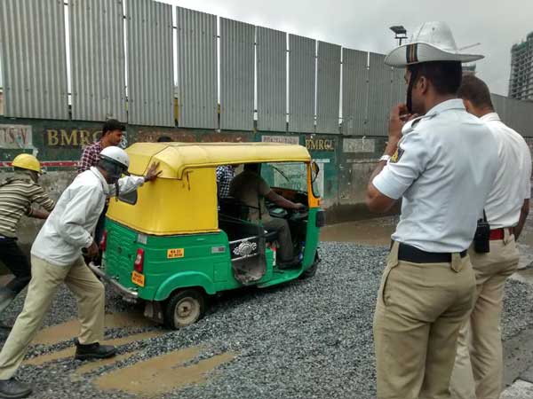 సుందర నగరంలో వాహనదారులు ఇక్కట్లు 