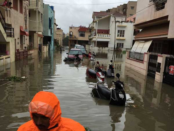 సుందర నగరంలో వాహనదారులు ఇక్కట్లు 