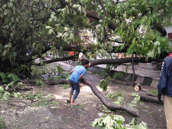 బెంగళూరు మహానగరంలోని నీటి మునక ప్రాంతాల్లో వాహన దారుల ఇక్కట్లు 