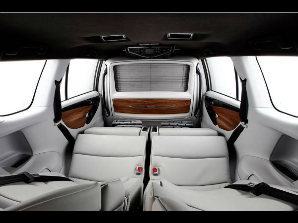 లగ్జరీ ప్రైవేట్ జెట్ కాదు, ఇన్నోవా క్రిస్టా ఇంటీరియర్