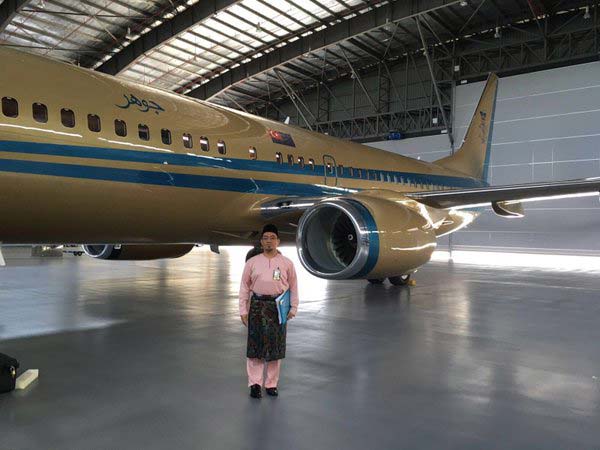 బంగారపు విమానాన్ని కలిగి ఉన్న సుల్తాన్ ఆఫ్ జోహార్ 