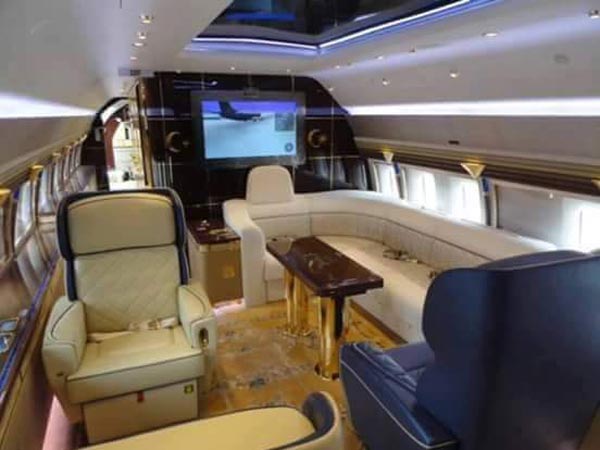 బంగారపు విమానాన్ని కలిగి ఉన్న సుల్తాన్ ఆఫ్ జోహార్ 