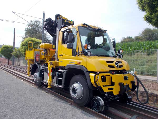 రైలు మరియు రోడ్డు మీద నడిచే మెర్సిడెస్ బెంజ్ యునిమోగ్ 