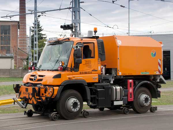 రైలు మరియు రోడ్డు మీద నడిచే మెర్సిడెస్ బెంజ్ యునిమోగ్ 