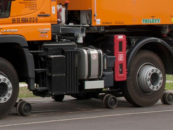 రైలు మరియు రోడ్డు మీద నడిచే మెర్సిడెస్ బెంజ్ యునిమోగ్ 