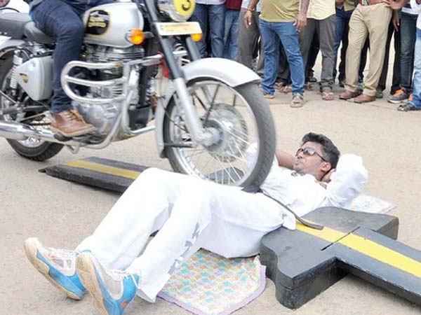 పొట్ట మీద 100 రాయల్ ఎన్ఫీల్డ్ బైకులు పోనీచ్చుకున్నాడు