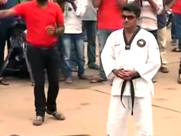 పొట్ట మీద 100 రాయల్ ఎన్ఫీల్డ్ బైకులు పోనీచ్చుకున్నాడు