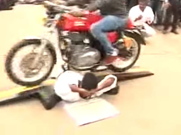 పొట్ట మీద 100 రాయల్ ఎన్ఫీల్డ్ బైకులు పోనీచ్చుకున్నాడు