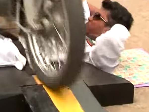 పొట్ట మీద 100 రాయల్ ఎన్ఫీల్డ్ బైకులు పోనీచ్చుకున్నాడు