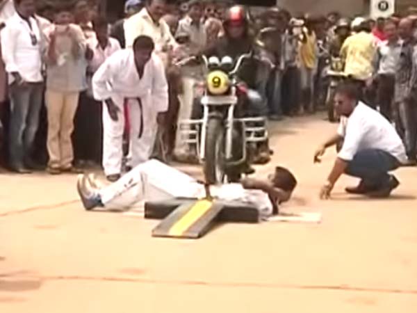 పొట్ట మీద 100 రాయల్ ఎన్ఫీల్డ్ బైకులు పోనీచ్చుకున్నాడు