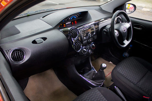 టయోటా ఎటియోస్ క్రాస్-06