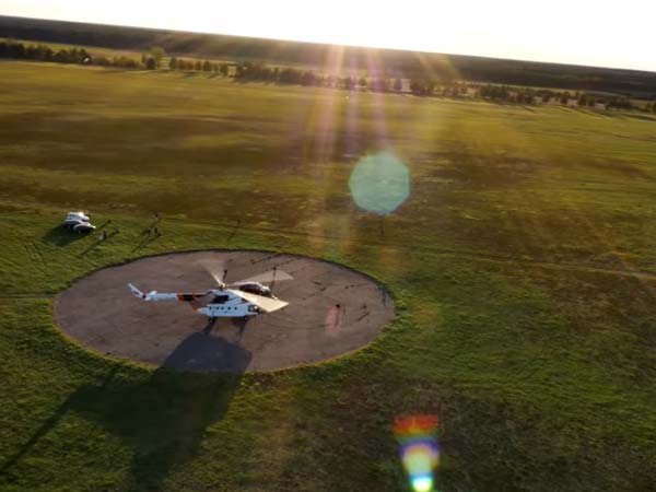 హెలికాఫ్టర్ ద్వారా పోర్షే ప్యానమెరా ప్రదర్శన