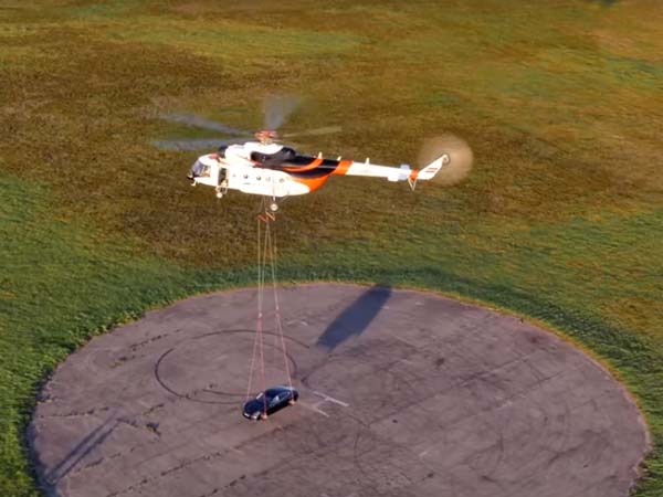 హెలికాఫ్టర్ ద్వారా పోర్షే ప్యానమెరా ప్రదర్శన