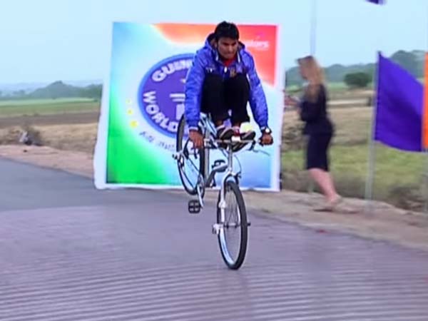 గరిష్ట దూరం పాటు ఒక టైరు మీద ప్రయాణించి సైకిల్‌ను ఆపినందుకు గిన్నిస్ బుక్ రికార్డుల్లో చోటు