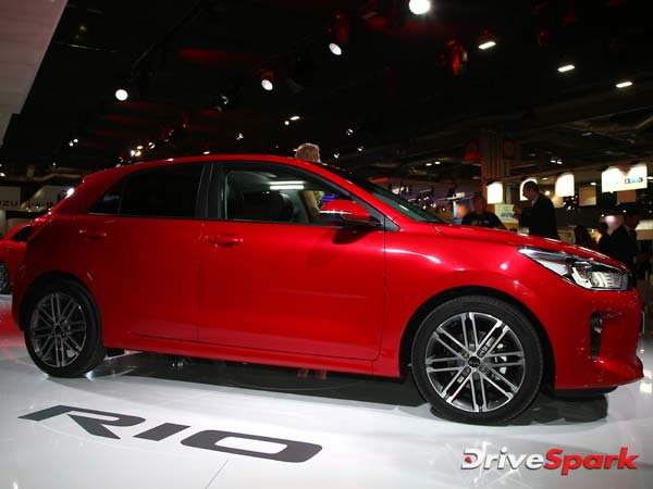 2016 ప్యారిస్ మోటార్ షో వేదిక మీద కియా రియో ప్రదర్శన